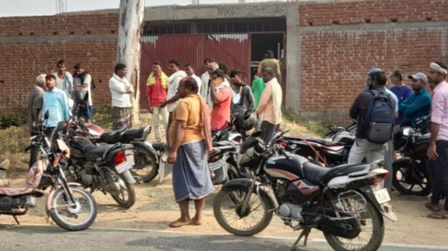 Bihar News: मुखिया प्रत्याशी की हत्याकर भाग रहे दो बदमाशें को गुस्साई भीड़ ने पीट-पीटकर उतारा मौत के घाट, एक की हालत गंभीर
