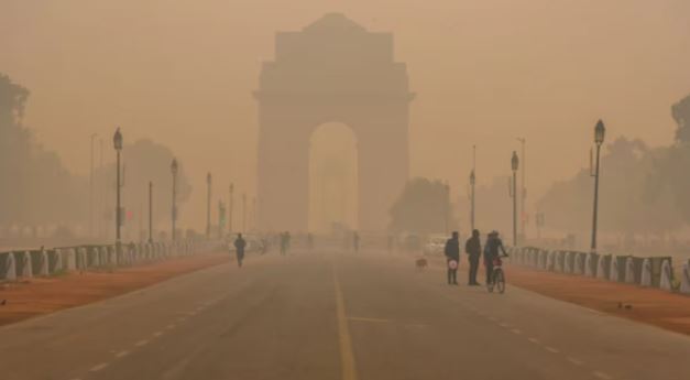 Delhi News: प्रदूषण के बीच केजरीवाल सरकार दिल्ली में कराएगी कृत्रिम बारिश