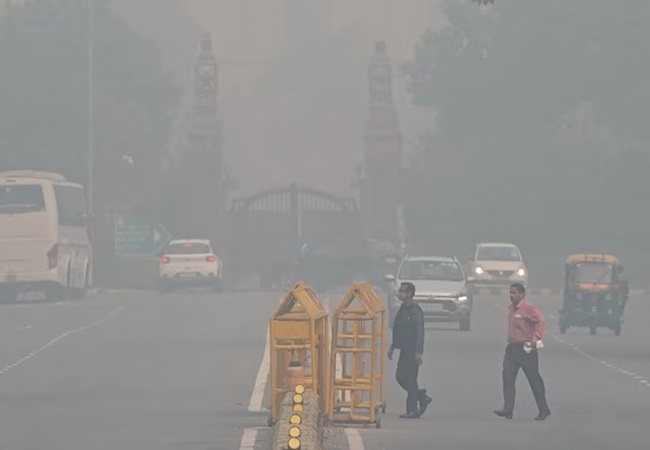 Delhi Pollution: दिल्ली में पांच गुना जहरीली हुई हवा, अब सांस लेना भी हुआ मुश्किल!