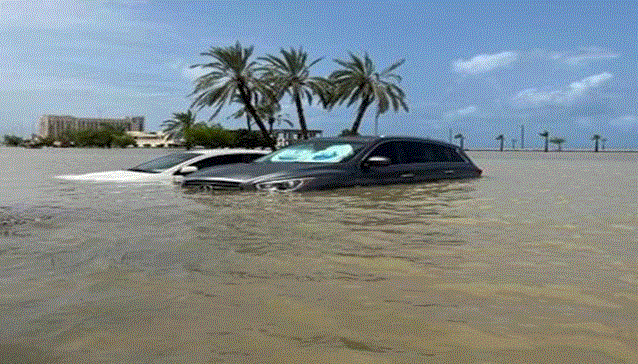 Desert submerged in floods: दुबई मे मौसमी बदलाव , बाढ़ में डूबी खूबसूरत शहर दुबई की सड़कें  