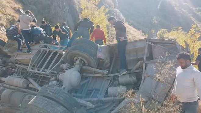 जम्मू-कश्मीर के डोडा में बड़ी सड़क दुर्घटना: खाई में गिरी अनियंत्रित बस, करीब 30 लोगों की दर्दनाक मौत