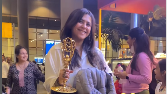 Emmy Directorate Award जीत भारत लौटीं एकता कपूर, गोल्ड ट्रॉफी के साथ हुई स्पॉट