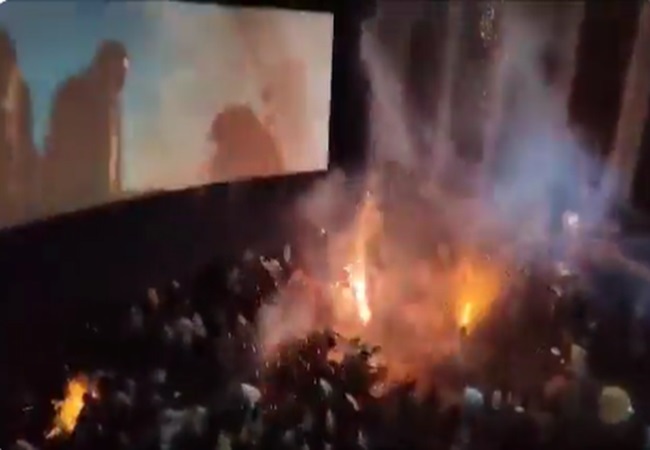 Watch Video: टाइगर 3 देखने पहुंचे लोगों ने सिनेमा हॉल में फोड़े पटाखे, जांच में जुटी पुलिस
