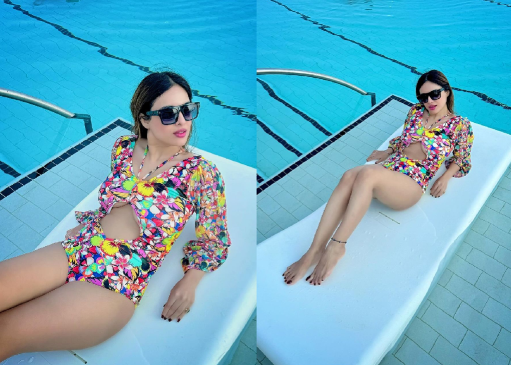Neha Malik Hot Pic: मोनोकिनी पहन पूल के किनारे पोज देती नजर आई नेहा मलिक, दुबई वेकेशन की तस्वीरें वायरल