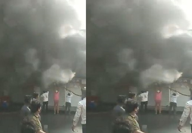 कानपुर में तीन मंजिला इमारत में लगी भीषण आग