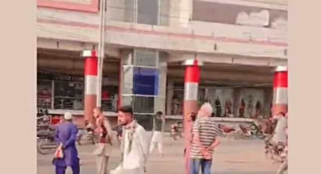 Pakistan News: शॉपिंग मॉल लगी भीषण आग, 11 लोगों की दर्दनाक मौत, कई लोग फंसे