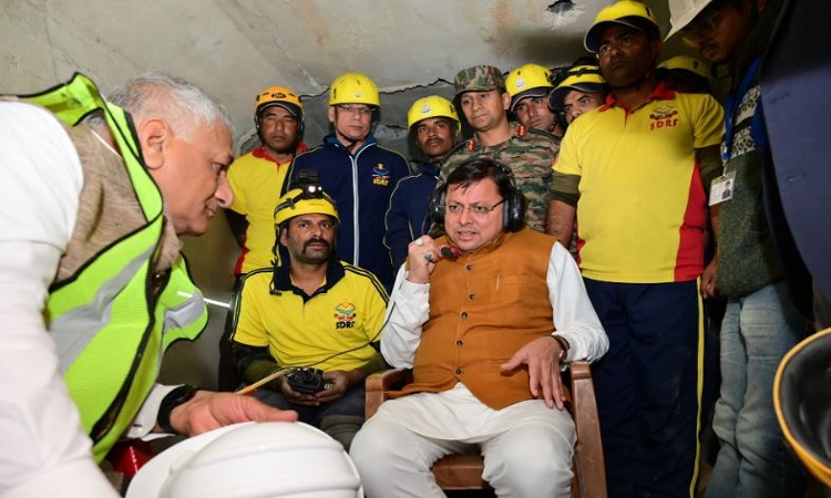 Uttarkashi Tunnel Rescue: सुरंग में फंसे श्रमिकों को सीएम पुष्कर सिंह धामी ने की बातचीत, रेस्क्यू ऑपरेशन के बारे में बताया