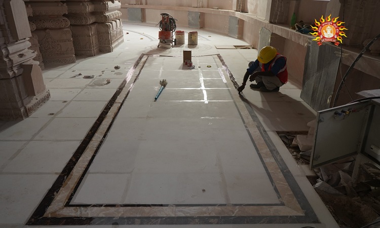 Ayodhya News: श्रीराम मंदिर निर्माण का काम जोरों पर, ट्रस्ट ने जारी की तस्वीरें, फर्श को संवारने का काम हुआ शुरू