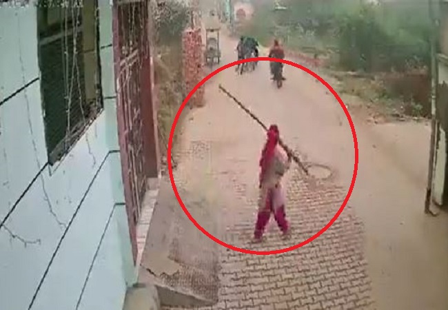 Viral Video: महिला के जज्बे को सलाम, व्यक्ति के ऊपर ताबड़तोड़ गोलियां चला रहे थे बदमाश, झाड़ू के आगे फेल हो गई गोलियां
