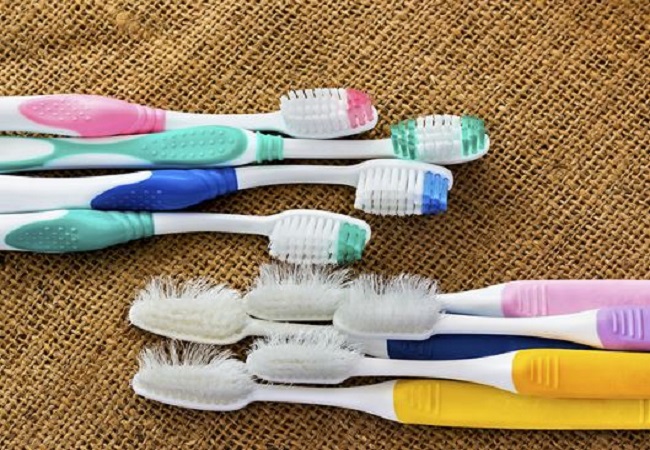 ब्रश करते करते घिस गया है टूथब्रश, तो फेंके नहीं इन तरह करें इस्तेमाल