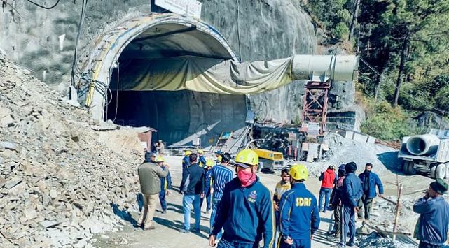 Uttarkashi News: निर्माणाधीन सुरंग में भूस्खलन के बाद फंसे मजदूरों को बचाने का कार्य दूसरे दिन भी जारी,पाइप से पहुंचाया गया ऑक्सीजन