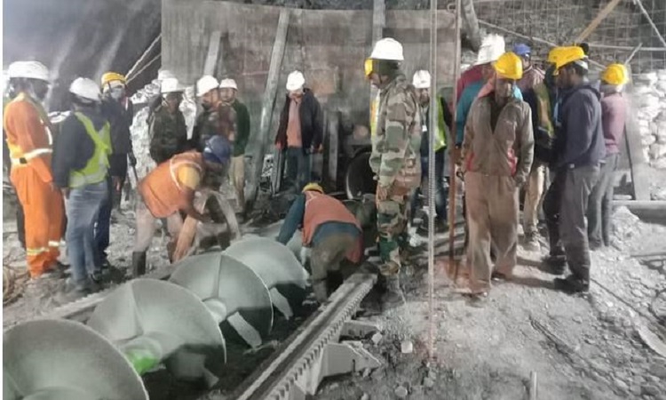 Uttarkashi Tunnel Rescue: पीएम मोदी ने सीएम धामी से की बात, सुरंग में फंसे श्रमिकों और रेस्क्यू अभियान की हासिल की जानकारी