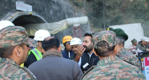 Uttarkashi Tunnel Collapse: श्रमिकों को बचाने का काम जारी, टनल के अंदर डाली गई छह इंच की पाइप