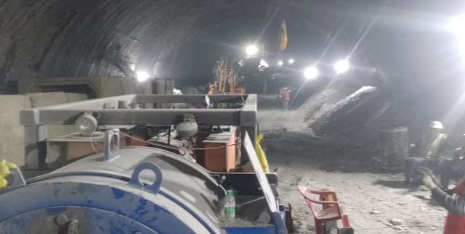 Uttarkashi Tunnel Rescue: अब शुक्रवार का इंतजार, सुरंग पर लगी रहीं आज सबकी निगाहें, रेस्क्यू जारी