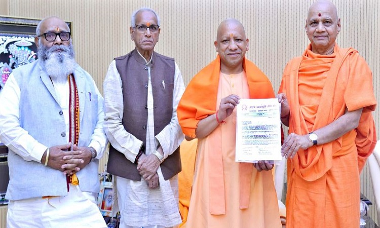 सीएम योगी आदित्यनाथ से श्रीरामजन्मभूमि तीर्थ क्षेत्र ट्रस्ट के पदाधिकारियों ने मुलाकात कर दिया निमंत्रण