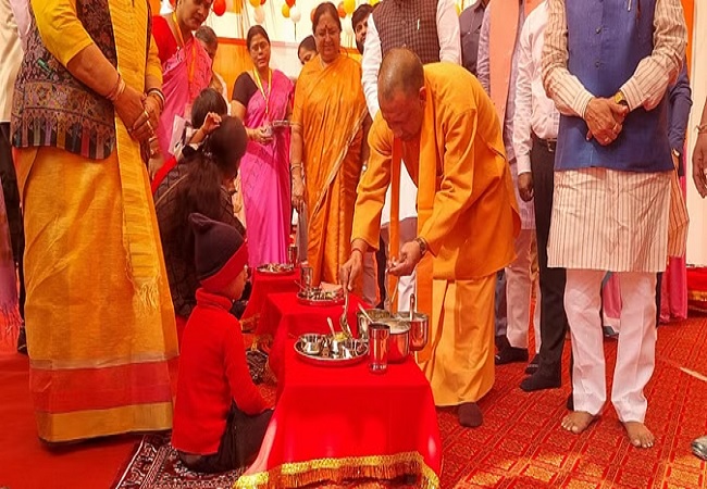 CM Yogi Ayodhya Visit : सीएम योगी ने हॉट कुक्ड मील योजना का किया शुभारंभ, आंगनबाड़ी केंद्रों पर पंजीकृत बच्चों को परोसा भोजन