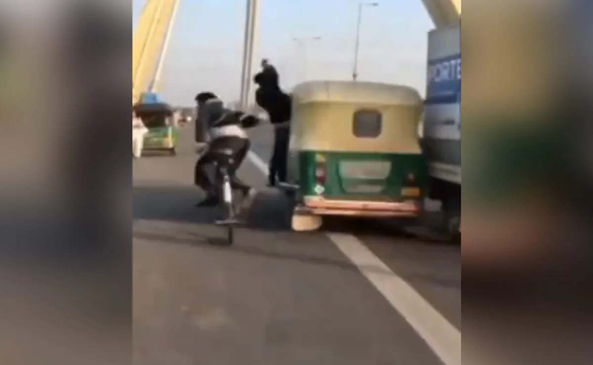 Road accident viral  Video: लड़के की मस्ती साइकिल सवार के लिए बनी खतरा, हुआ हैरान कर देने वाला हादसा