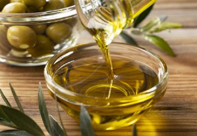 Benefits of Olive Oil: स्किन और बालों के अलावा सेहत के लिए बेहद फायदेमंद है ऑलिव ऑयल