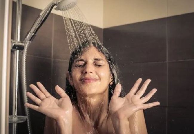 Benefits of bathing with cold water: गर्म पानी से नहीं बल्कि सर्दियों में ठंडे पानी से नहाना होता है फायदेमंद