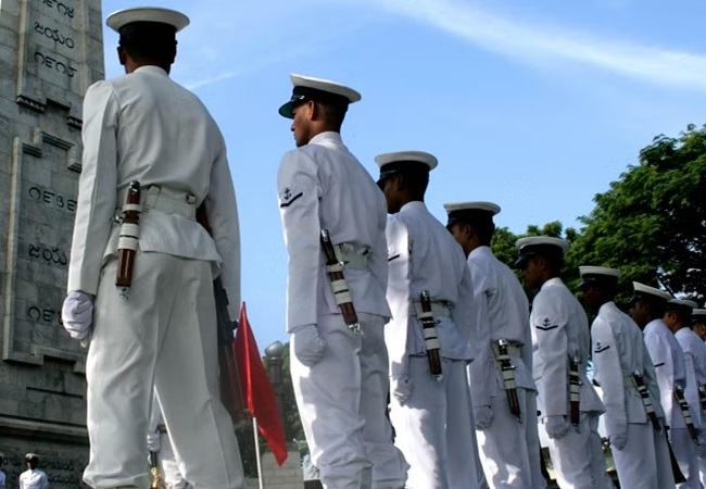 8 Indian Navy Officer: कतर में 8 पूर्व भारतीय नेवी ऑफिसर की मौत की सजा पर लगी रोक