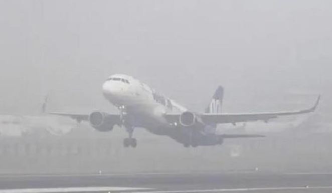 Dense fog in Delhi-NCR : दिल्ली-एनसीआर में कोहरे का असर , फ्लाइट्स लेट और डायवर्ट