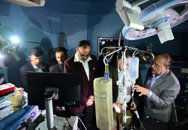 Lucknow News: पीजीआई हॉस्पिटल पहुंचे डिप्टी सीएम ब्रजेश पाठक, दुर्घटना स्थल का किया निरीक्षण