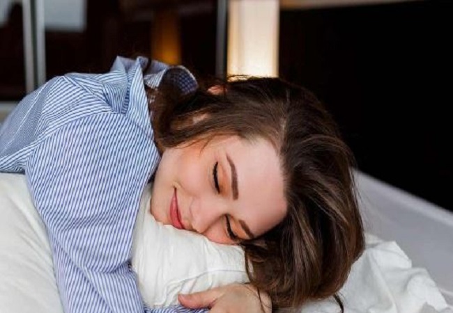 Disadvantages of sleeping on stomach: अगर आपको भी इस तरह से सोने की है आदत, तो जान लें इससे होने वाले नुकसान