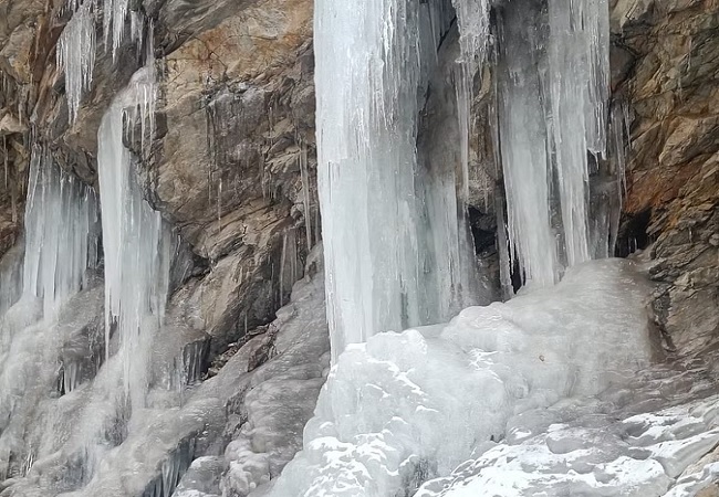 Uttarakhand News : नीती घाटी में कड़ाके की ठंड के चलते नदी नाले जमे, पर्यटकों के आकर्षण का केंद्र बने