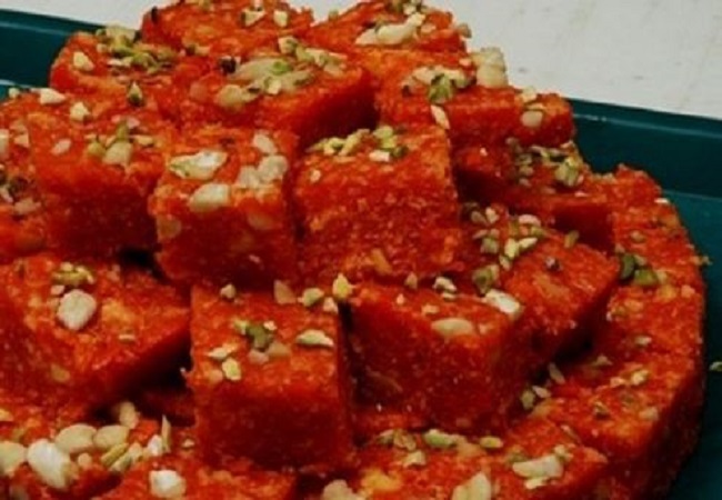 Gajar ki Barfi: मीठा खाने के हैं शौंकीन तो लंच और डिनर के साथ ट्राई करें गाजर की बर्फी