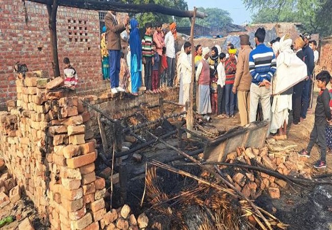 Firozabad News: झोपड़ी में लगी भीषण आग, तीन बच्चों की जिंदा जलकर मौत