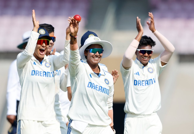 IND W vs ENG W Test Match: पहली पारी में 136 पर ढेर हुई इंग्लैंड की टीम, दीप्ति शर्मा ने झटके 5 विकेट