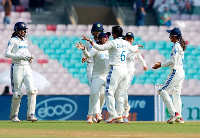 IND W vs ENG W Test Match: भारतीय महिला क्रिकेट टीम ने रचा इतिहास, इंग्लैंड को 347 रनों से हराकर दर्ज की सबसे बड़ी जीत