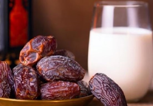 Benefits of dates with milk: दूध के साथ सिर्फ दो छुहारे उबाल कर खाने से बेहतर होता है पाचन और लिवर में सूजन से मिलती है राहत