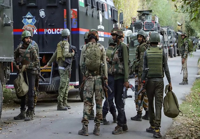 पुलवामा में सुरक्षाबलों ने एक आतंकी को मार गिराया; एक और दहशतगर्द छिपा हुआ, मुठभेड़ जारी