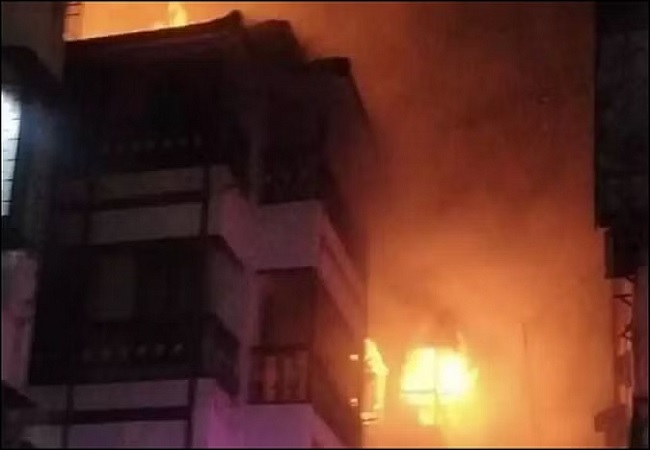 Mumbai Building Fire : मुंबई में चार मंजिला इमारत में लगी भीषण आग, दो की मौत, कई के फंसे होने की आशंका