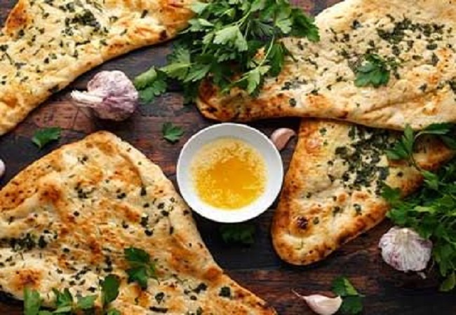 Onion Naan Recipe: लंच या फिर डिनर में आज सिंपल रोटी नहीं बल्कि ट्राई करें अनियन नान