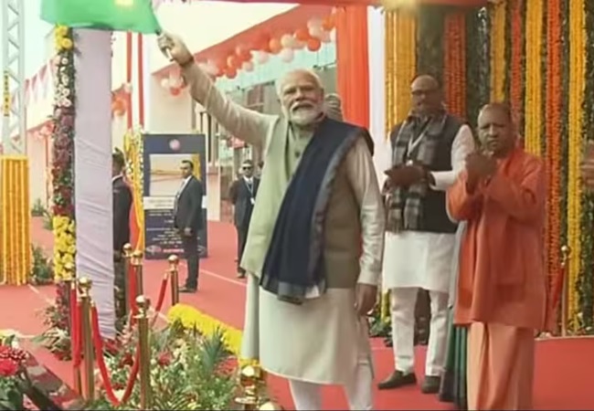 PM मोदी ने अयोध्या रेलवे स्टेशन की नई बिल्डिंग का किया उदघाटन, अमृत भारत और वंदे भारत ट्रेनों को दिखाई हरी झंडी