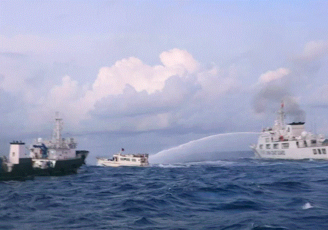 South China Sea : समुद्र में चीन ने फिर फिलीपींस के जहाजों को मारी टक्कर , दिखाई दादागिरी