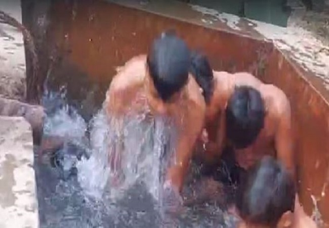 watch viral video: ठंड के मौसम में नहाकर न आने पर बच्चों को प्रिंसिपल ने दी अनोखी सजा, वीडियो देख हैरान रह जाएंगे आप