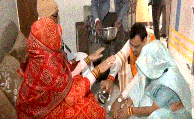Rajasthan CM Oath Ceremony : सीएम पद की शपथ लेने से पहले भजनलाल ने धोए माता-पिता के पैर, लिया आशीर्वाद