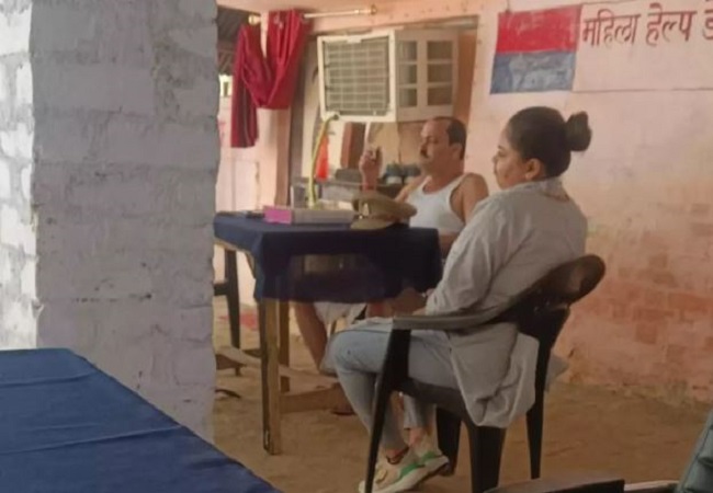 Viral Photo: महिला डेस्क पर गमछा और बनिया पहने बैठे थे SHO साहब…,तस्वीर वायरल होने पर लाइन हाजिर