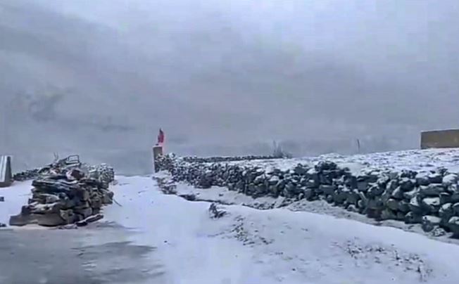 Snowfall in Lahaul Valley : लाहौल घाटी और रोहतांग दर्रा में बर्फबारी शुरू,  बर्फ की सफेद चादर छाने लगी
