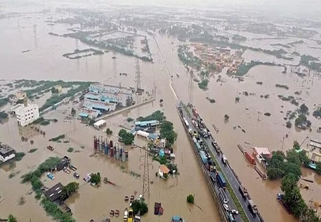 Tamil Nadu News : बाढ़ से तमिलनाडु में तीन की मौत, ट्रेन में फंसे 800 यात्रियों को सुरक्षित निकालने में जुटी NDRF की टीम
