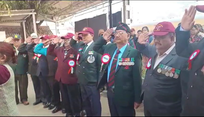 गोरखा भूतपूर्व सैनिकों ने शहीद स्मारकों पर वीर सैनिकों को श्रद्धांजलि अर्पित की और नगर में रैली निकाल कर भारत माता के जयकारे लगाए