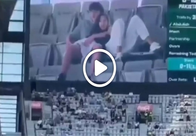 Viral Video : क्रिकेट स्टेडियम में प्यार करते जोड़े को कैमरामैन ने रंगे हाथ पकड़ा, वीडियो देख दंग रह जाओगे आप
