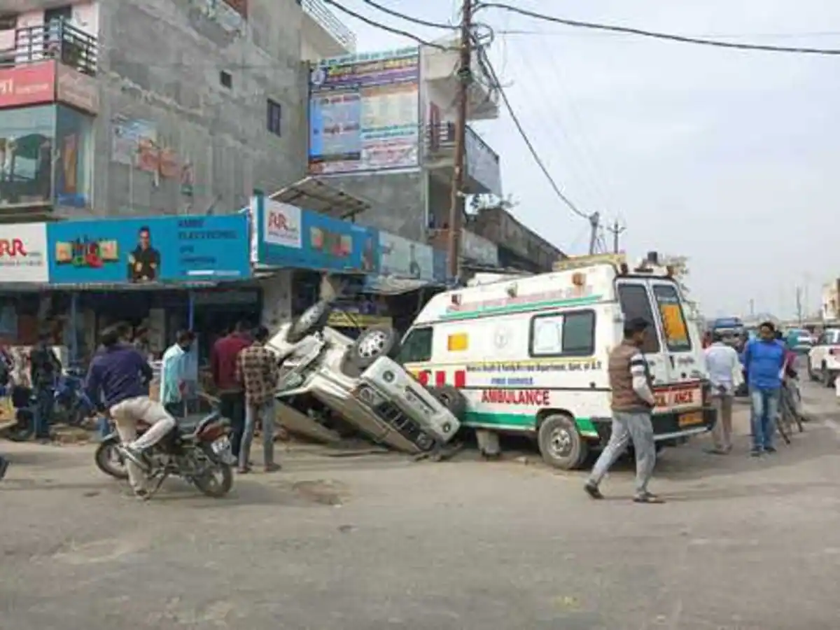 MAHARAJGANJ:बोलेरो और एंबुलेंस में जोरदार टक्कर,तीन घायल