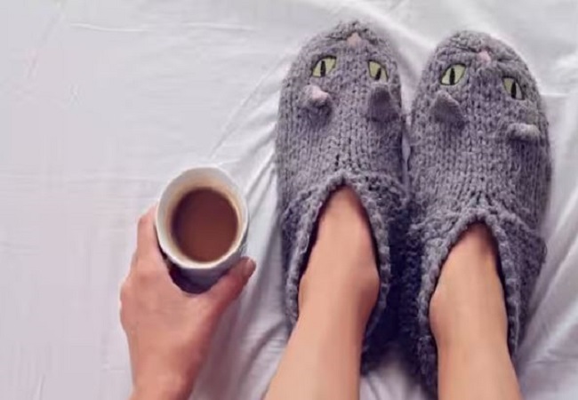 Ways to keep feet warm: सर्दियों में ठंडे पैरों से रहते है परेशान तो इन उपायों को फॉलो करने से रहेंगे गर्म