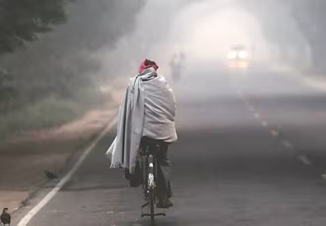 Weather Report Today: दिल्ली समेत उत्तर भारत में बढ़ी ठंड, यूपी में 5 डिग्री तक लुढ़का पारा