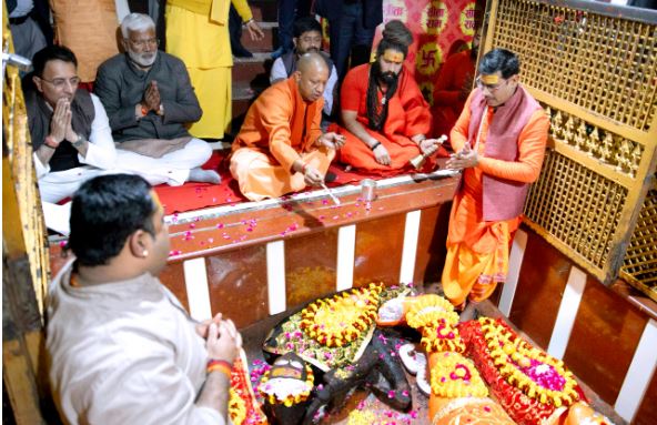 UP News: प्रयागराज के नागवासुकी मन्दिर में सीएम योगी ने किया पूजा अर्चना, देखिए तस्वीरें