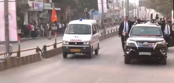 PM Modi in Varanasi: वाराणसी पहुंचे पीएम मोदी, रोड शो के दौरान एम्बुलेंस को दिया रास्ता